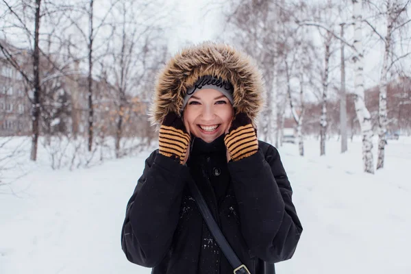 Retrato de inverno de uma bela jovem . — Fotografia de Stock