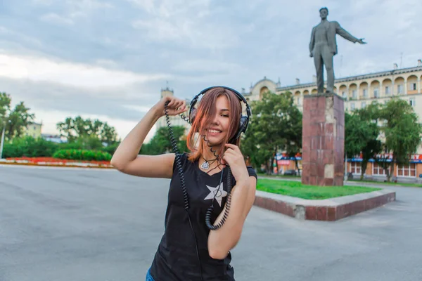 Азиатка слушает музыку в наушниках — стоковое фото