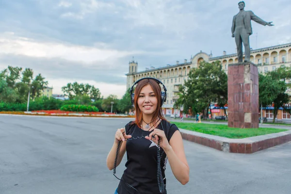 Азиатка слушает музыку в наушниках — стоковое фото