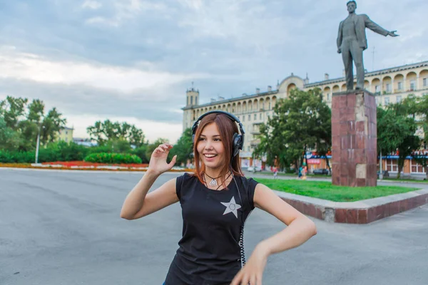 Gadis Asia mendengarkan musik dengan headphone — Stok Foto