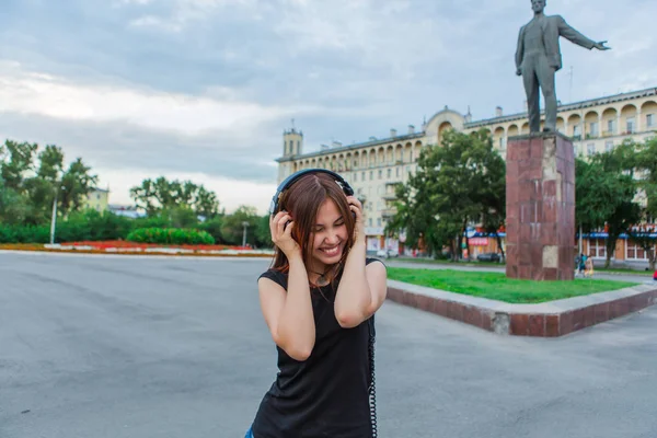 Asiatique fille écoute de la musique avec casque — Photo