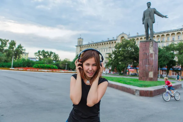 Asiatisk tjej lyssnar på musik med hörlurar — Stockfoto
