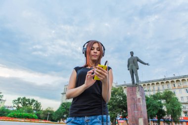 Asyalı kız kulaklık ile müzik dinlemek