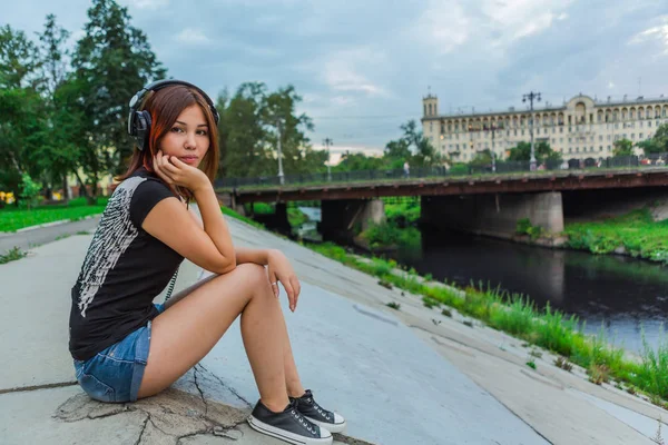 Gadis Asia mendengarkan musik dengan headphone — Stok Foto