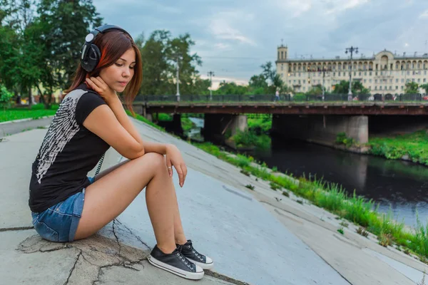 Asiatin hört Musik mit Kopfhörern — Stockfoto