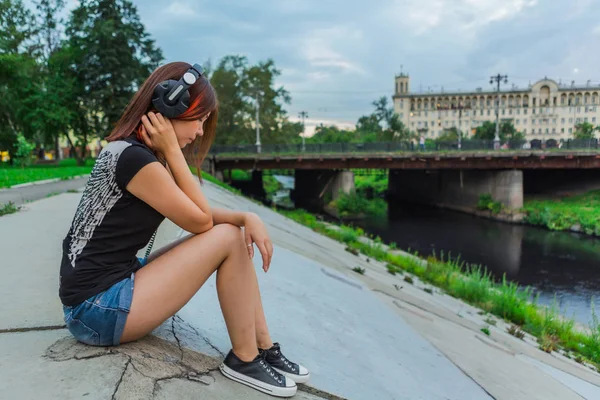 Asian girl listening to music with headphones — Stock Photo, Image