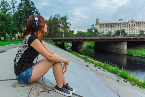 Asian girl listening to music with headphones — Stock Photo, Image