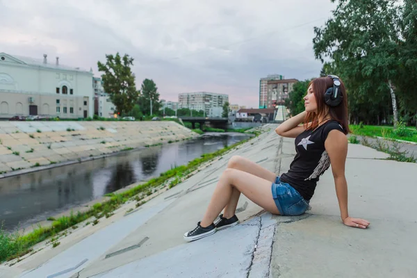 Asiatisk tjej lyssnar på musik med hörlurar — Stockfoto