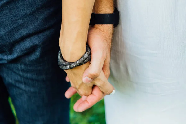 Feche as mãos de um homem e uma mulher — Fotografia de Stock