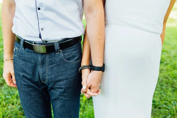 Feche as mãos de um homem e uma mulher — Fotografia de Stock