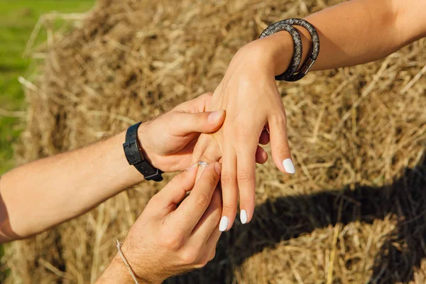 Hombre poniendo anillo de compromiso en la mano de la mujer — Foto de Stock