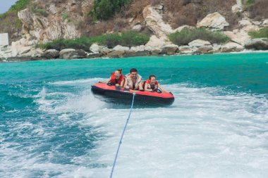 Gençler üzerinde su cazibe ile yaz tatilleri sırasında.