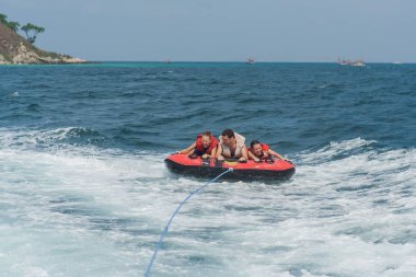 Gençler üzerinde su cazibe ile yaz tatilleri sırasında.