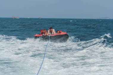 Gençler üzerinde su cazibe ile yaz tatilleri sırasında.