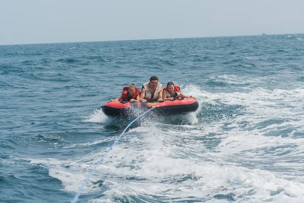 Junge Leute auf Wasserattraktionen in den Sommerferien. — Stockfoto