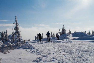 Snowboard tutan Kayak elbiseli insanlar