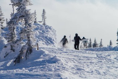 Snowboard tutan Kayak elbiseli insanlar