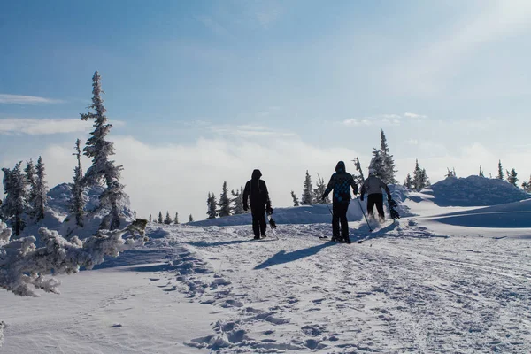 Snowboard tutan Kayak elbiseli insanlar