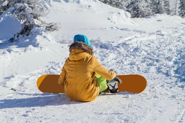 Vissza view egy snowboardos lány — Stock Fotó