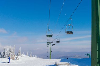Ski lift ve sandalyeler