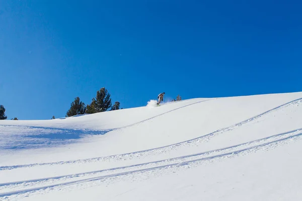 Snowboarder lovaglás friss hó. — Stock Fotó