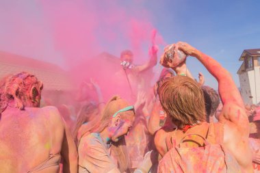 Bir grup genç insan renkli holi toz atma.