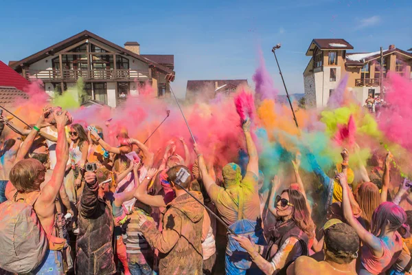 A group of a young people throwing colorful holi powder. — Stock Photo, Image