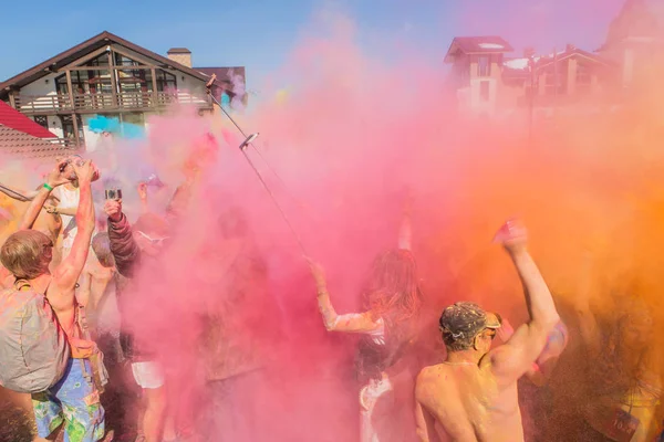 A group of a young people throwing colorful holi powder. — Stock Photo, Image