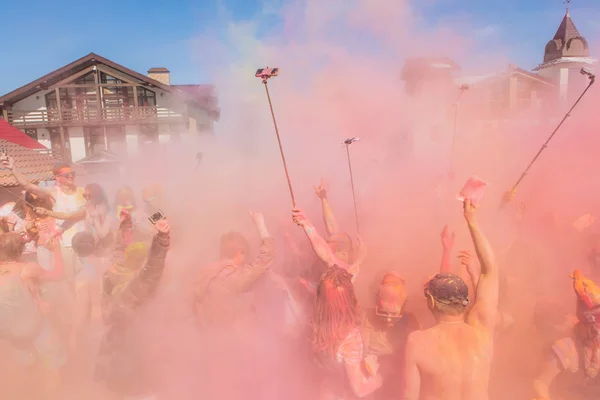 A group of a young people throwing colorful holi powder. — Stock Photo, Image