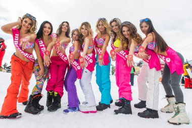 Grup genç mutlu güzel kadını snowboard pantolon ve mountain yakınındaki renkli bikini.