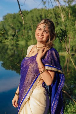 Güzel Avrupa kadın sari