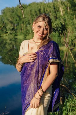 Güzel Avrupa kadın sari