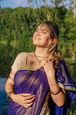 Güzel Avrupa kadın sari