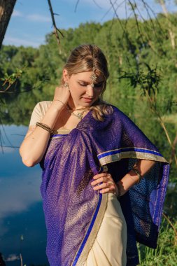 Güzel Avrupa kadın sari