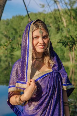 Güzel Avrupa kadın sari