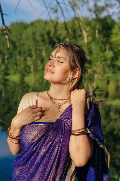 Güzel Avrupa kadın sari