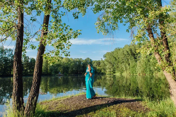 Mooie Europese vrouw in sari — Stockfoto