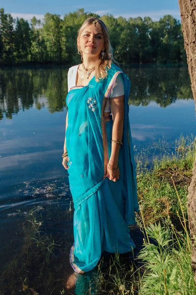 Mulher europeia bonita em sari — Fotografia de Stock