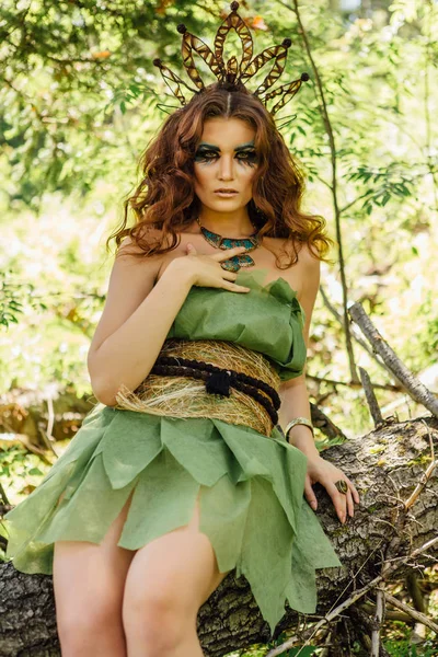 Mooie fee prinses in zomer bos — Stockfoto