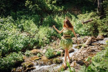 Güzel peri prenses yaz ormandaki