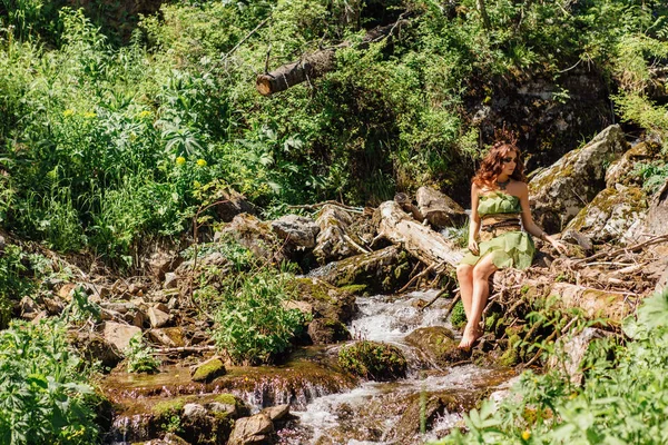 Hermosa princesa de hadas en el bosque de verano —  Fotos de Stock