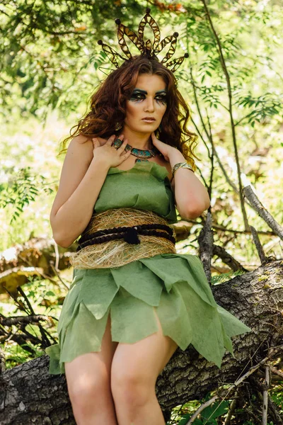 Hermosa princesa de hadas en el bosque de verano — Foto de Stock