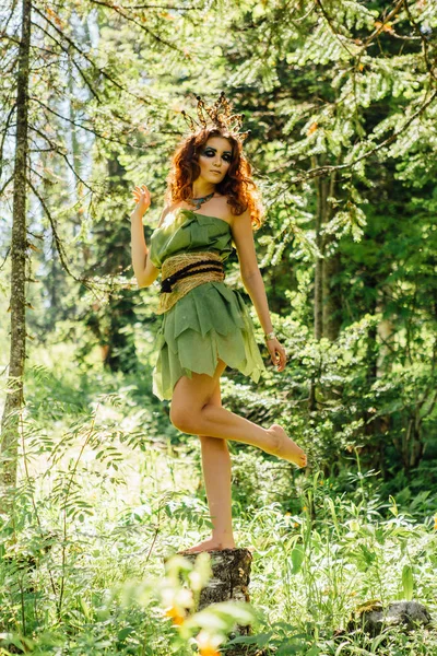 Hermosa princesa de hadas en el bosque de verano — Foto de Stock