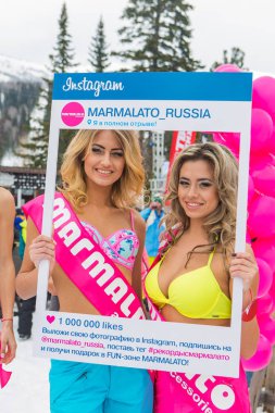 İki genç mutlu güzel kadınlar instagram çerçeve ile renkli bikini.