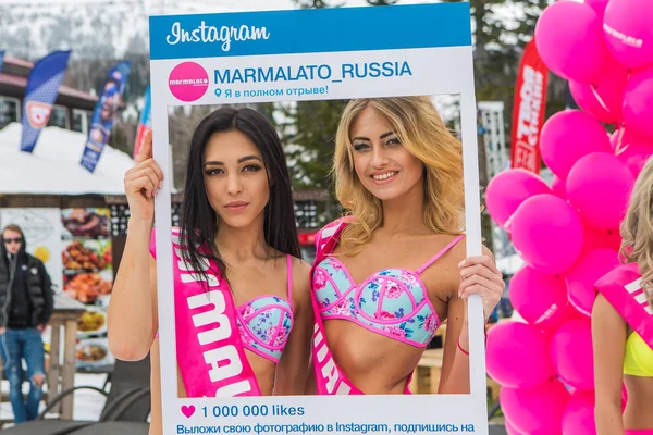 İki genç mutlu güzel kadınlar instagram çerçeve ile renkli bikini.