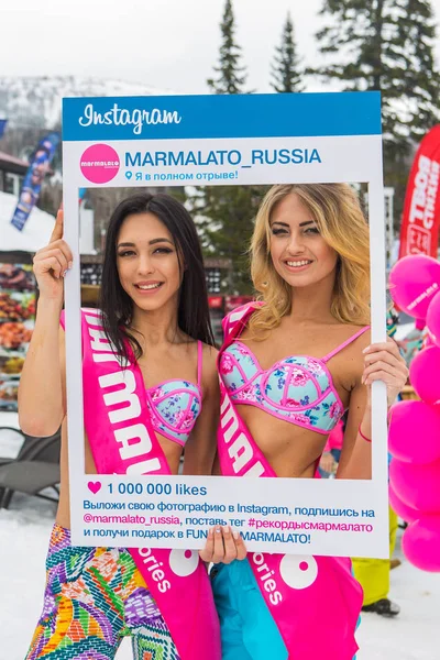 İki genç mutlu güzel kadınlar instagram çerçeve ile renkli bikini.