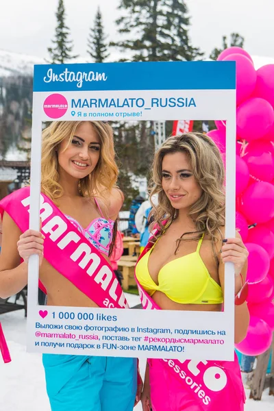İki genç mutlu güzel kadınlar instagram çerçeve ile renkli bikini.