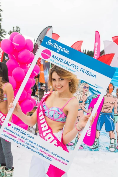 Genç mutlu güzel kadınlar instagram çerçeve ile renkli bikini.