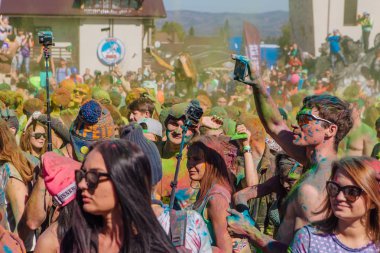 Bir grup genç insan renkli holi toz atma.