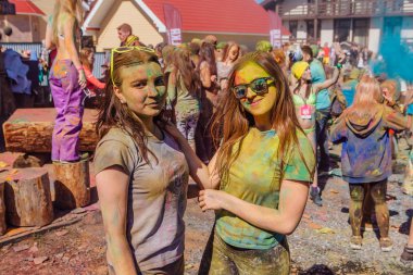 Bir grup genç insan renkli holi toz atma.